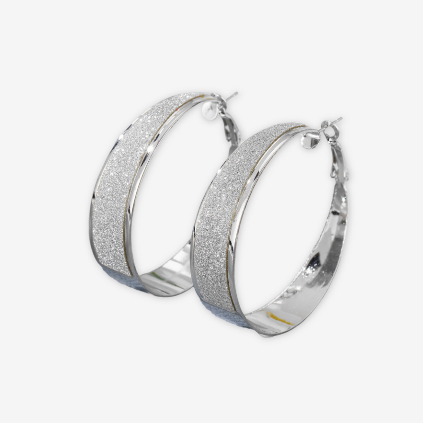Orecchini color argento.