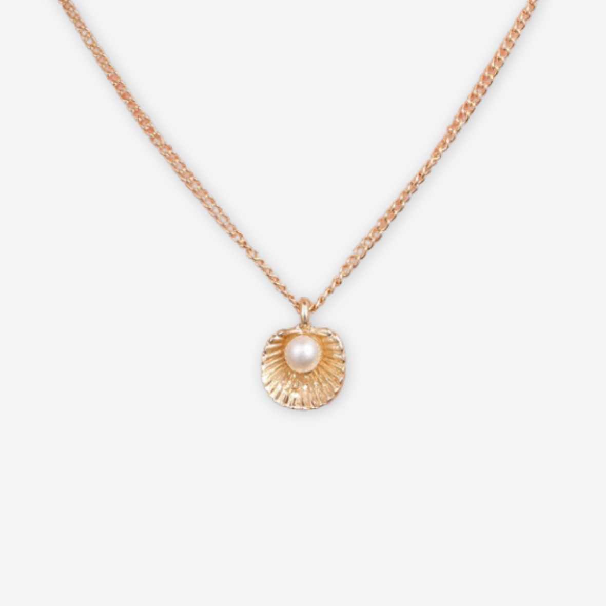 Collana con conchiglia.
