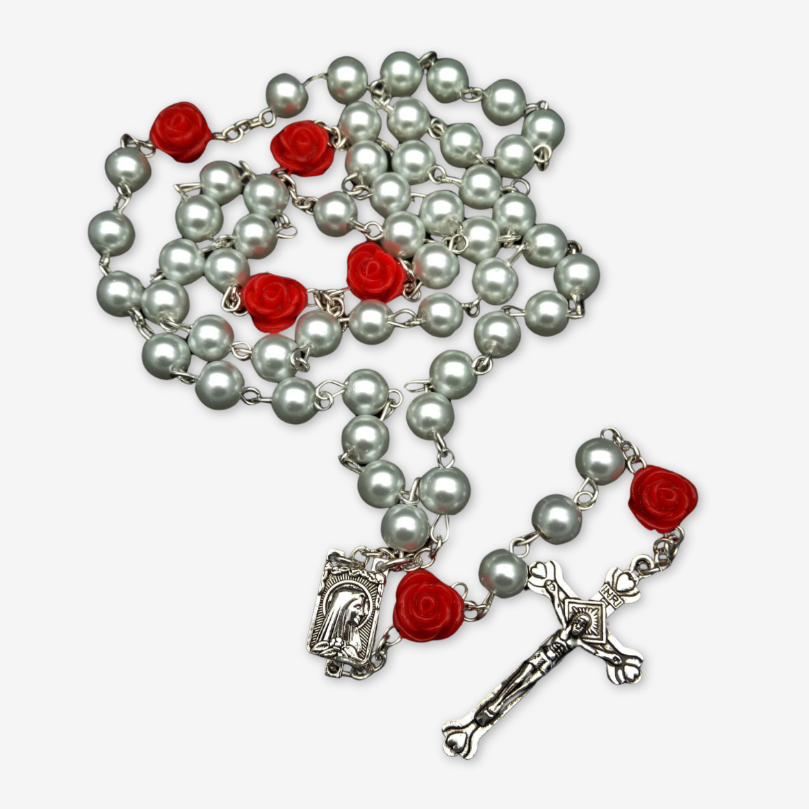 Rosario con perle bianche e rose rosse.