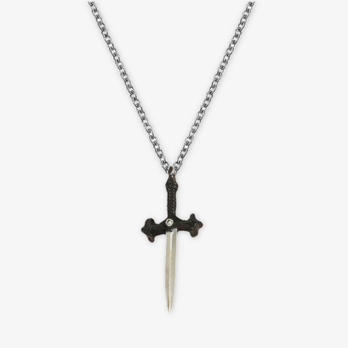 Collana con pendente a forma di spada.