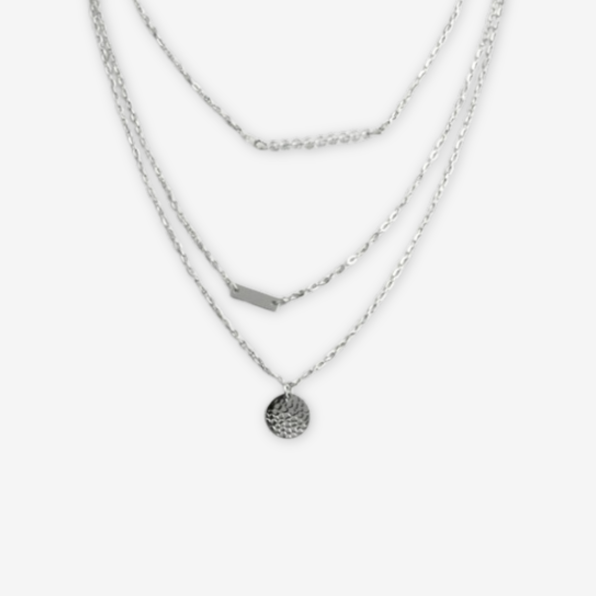 Collana tre strati con perle, dischetto e targhetta.