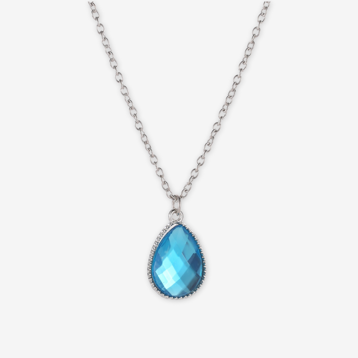 Collana con medaglione celeste.