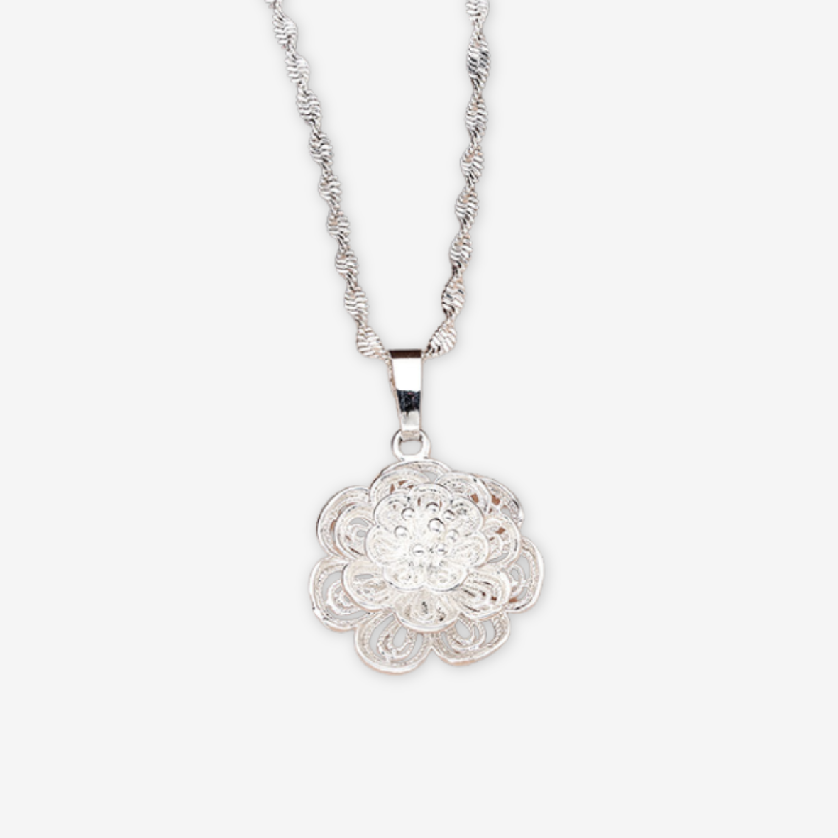 Collana con grande medaglione a forma di fiore
