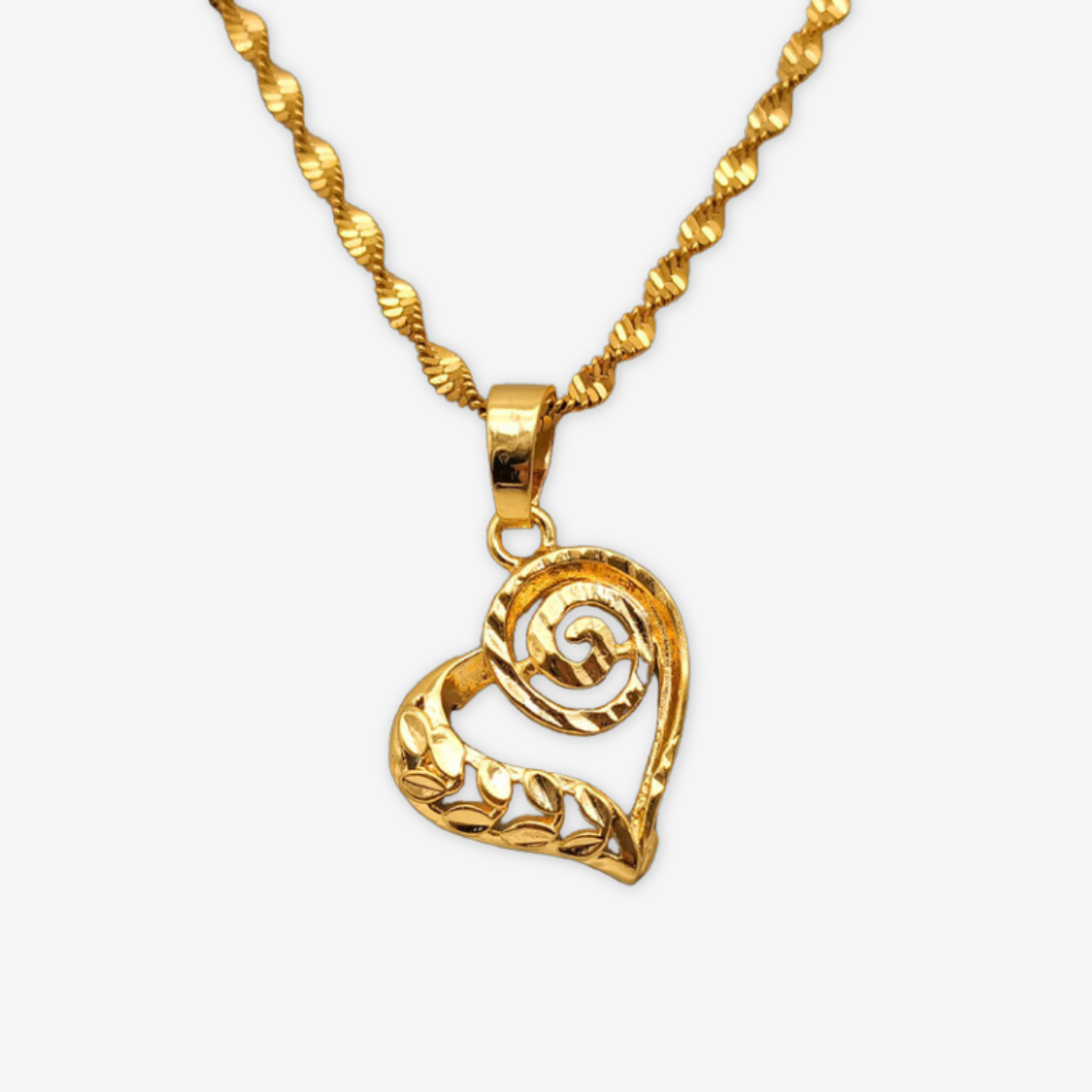 Collana con medaglione a forma di cuore e foglie