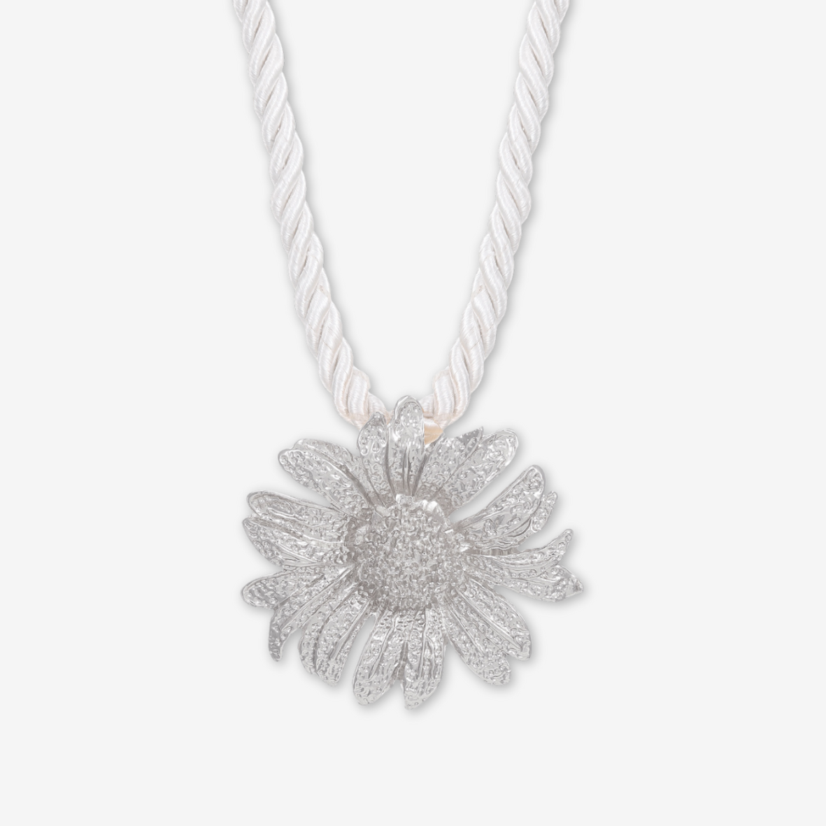 Collana medaglione grande fiore grigia.