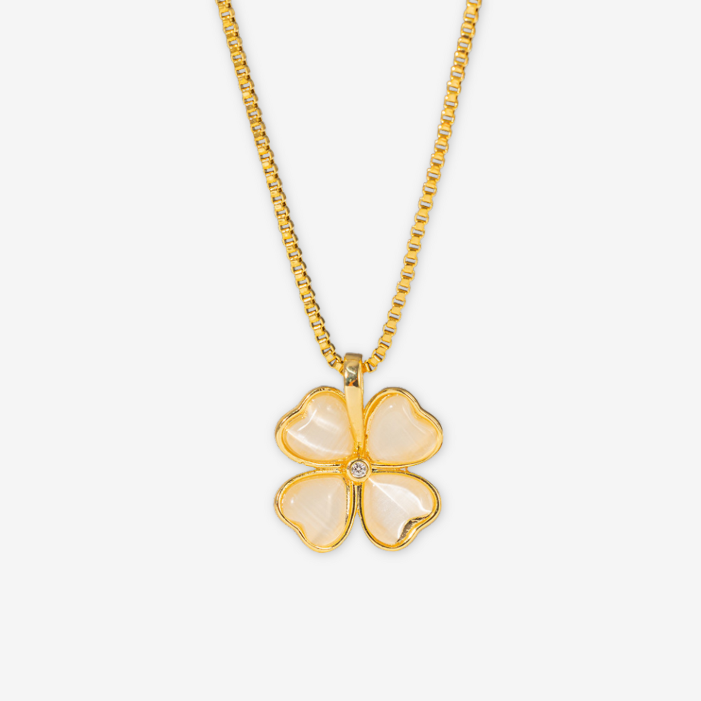 Collana con quadrifoglio dorata.