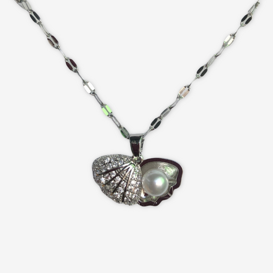Collana in acciaio al titanio con conchiglia e perla.