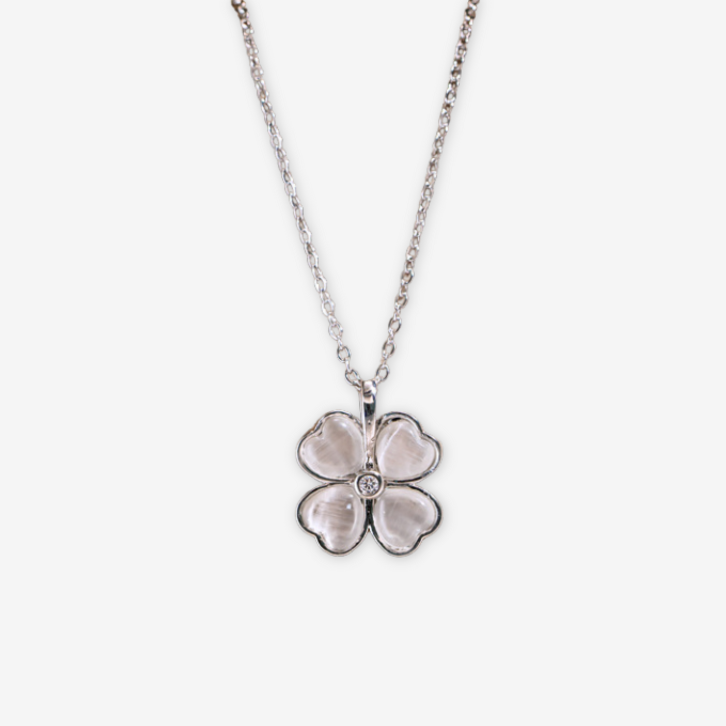 Collana con quadrifoglio argentata.