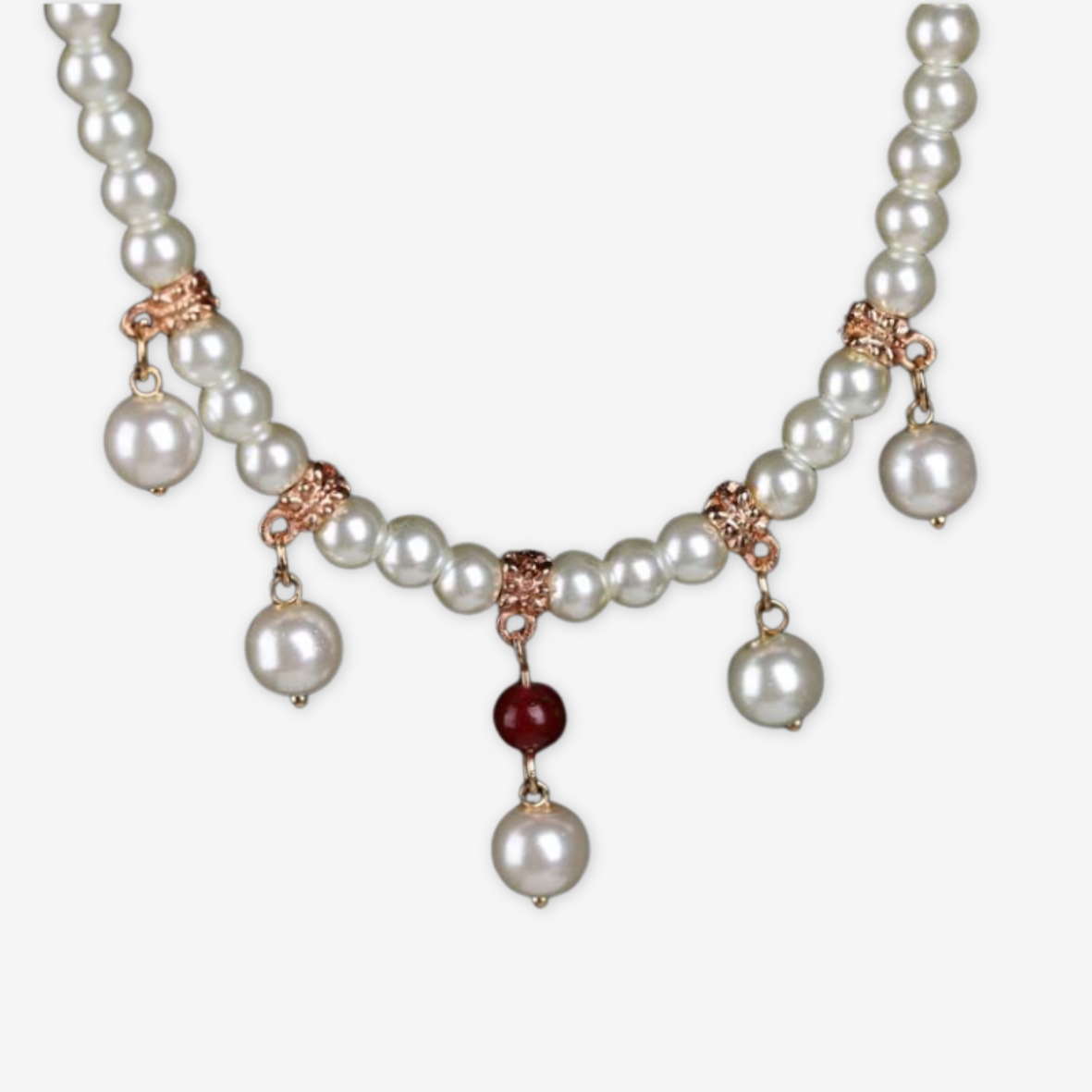 Collana di perle sintetiche.