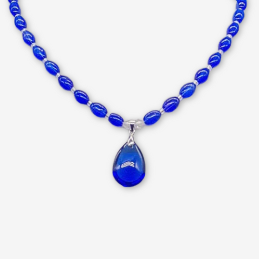 Collana con perle e pendente blu.