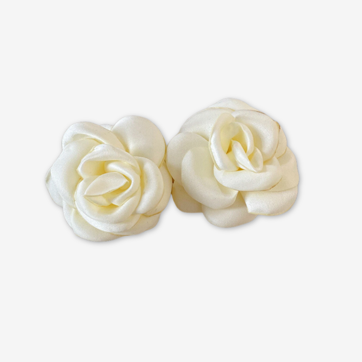 Orecchini con rosa bianca.