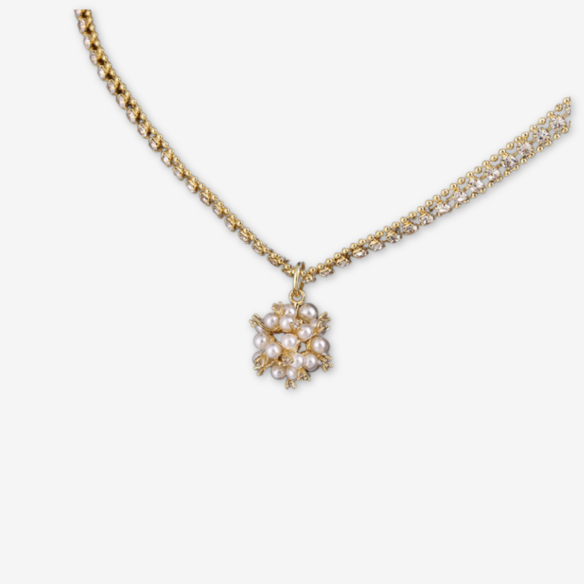 Collana con zirconi e infiorescenza dorata.
