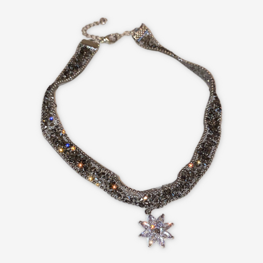 Collana con fiore di ghiaccio.