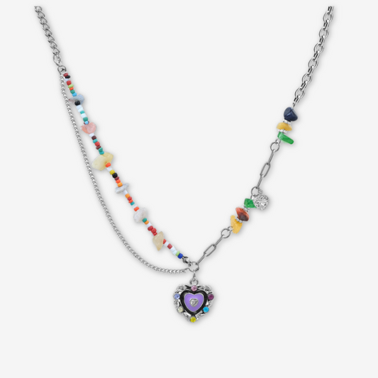 Collana con cuore pendente e pietre.