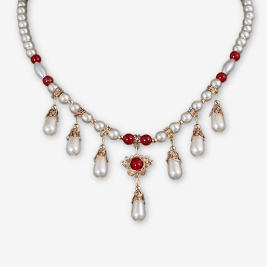 Collana di perle bianche e rosse.