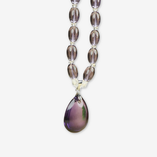 Collana con perle e pendente viola.