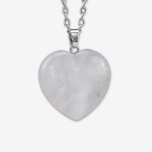 Collana con pendente in quarzo bianco trasparente.