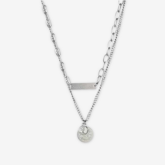 Collana argento con finta moneta e targhetta.