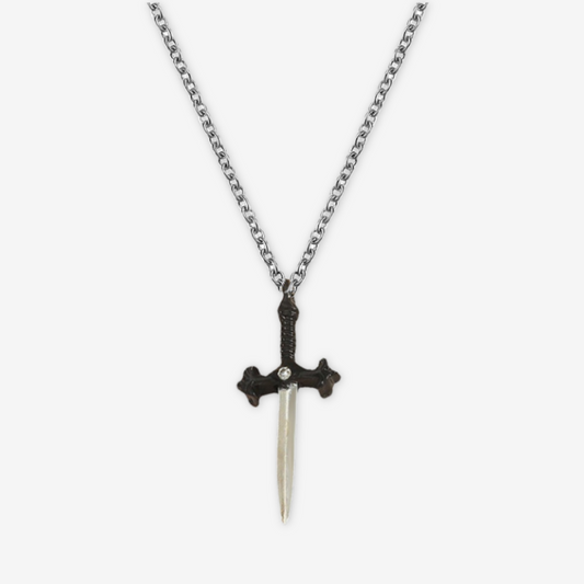 Collana con pendente a forma di spada.