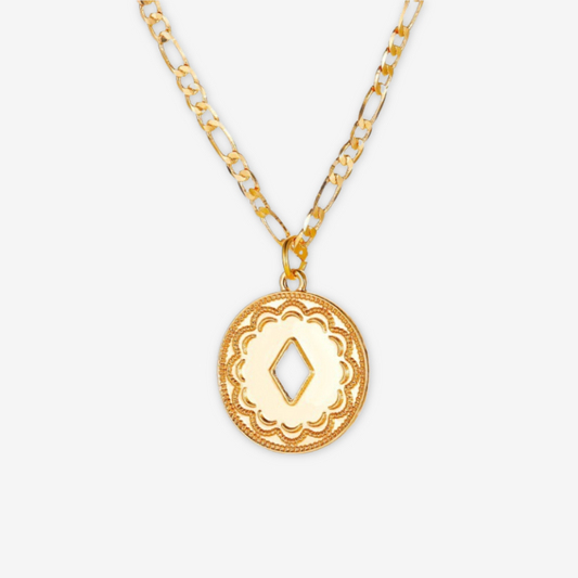 Collana con medaglione dorato.