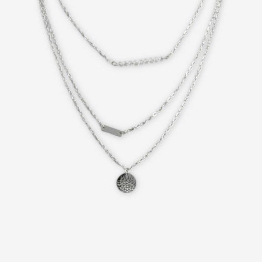 Collana tre strati con perle, dischetto e targhetta.