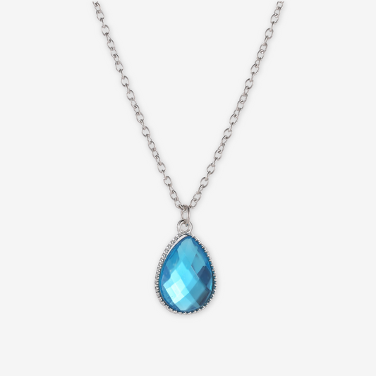 Collana con medaglione celeste.