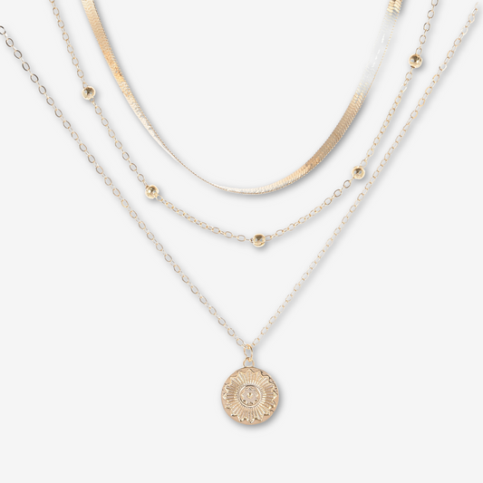 Collana dorata tre strati.