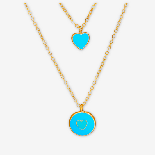 Collana doppio strato con cuore celeste.