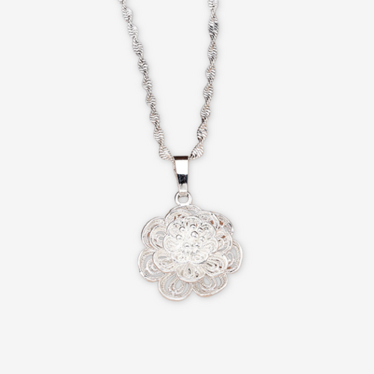 Collana con grande medaglione a forma di fiore