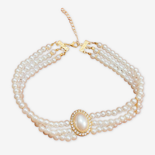 Collana con perle e medaglione centrale ovale