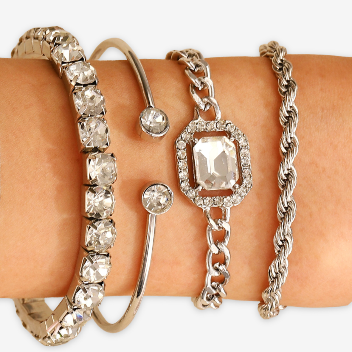Set di 4 bracciali come in foto.