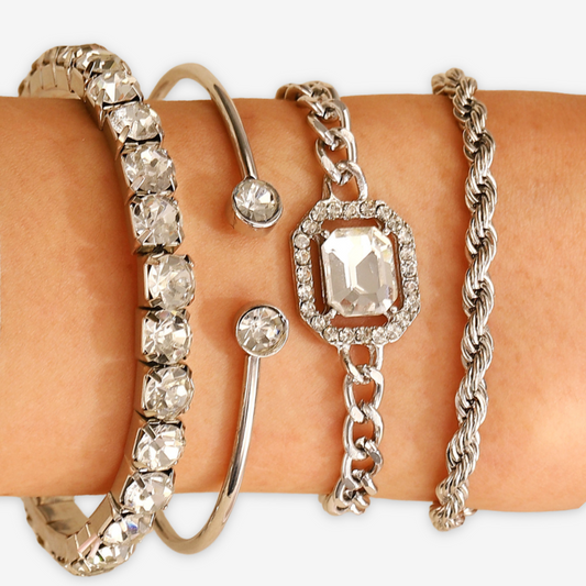Set di 4 bracciali come in foto.