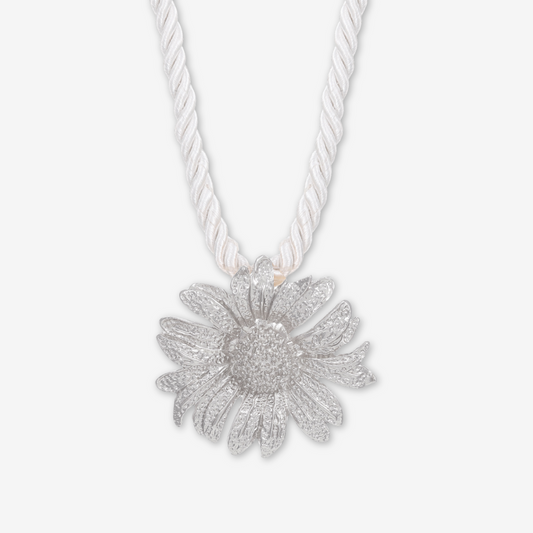 Collana medaglione grande fiore grigia.