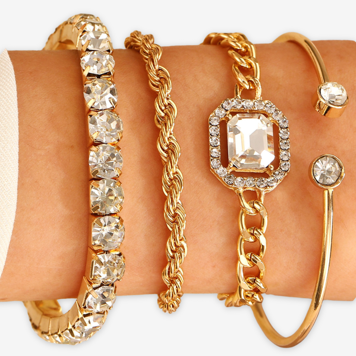 Set di 4 bracciali come in foto.