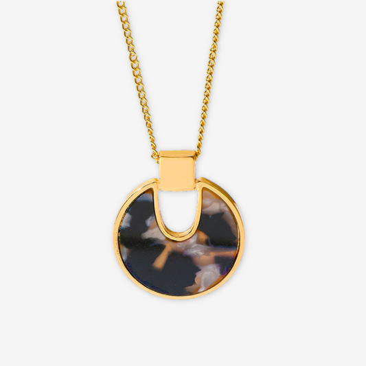 Collana con medaglione circolare.