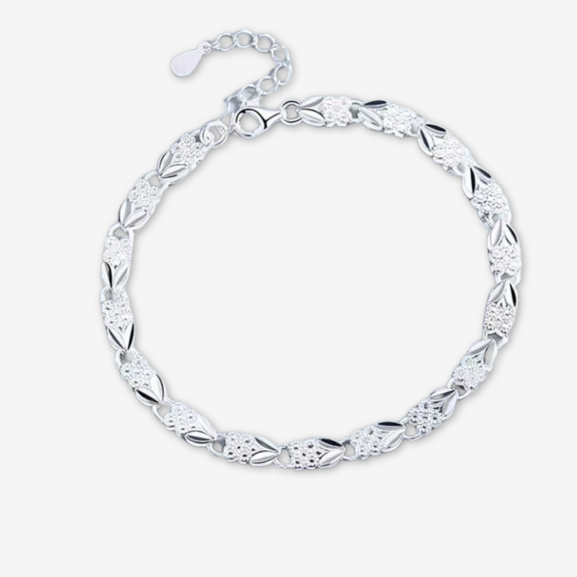 Bracciale color argento con cuori e quadrifogli