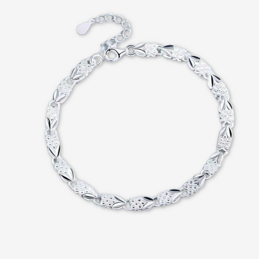 Bracciale color argento con cuori e quadrifogli