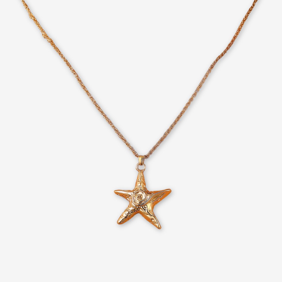Collana con stella marina dorata.